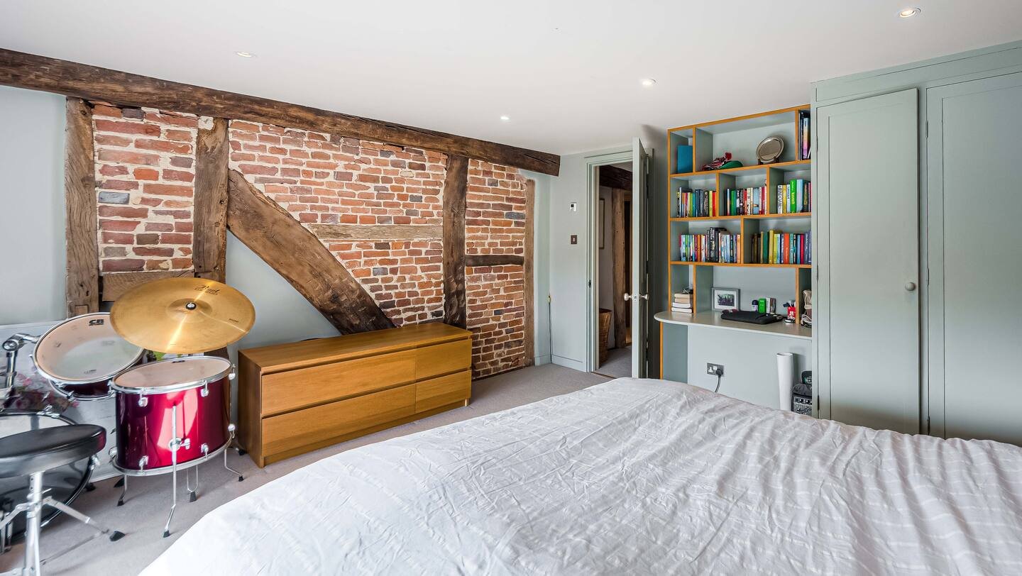 Country House with Swimming Pool and Tennis Court