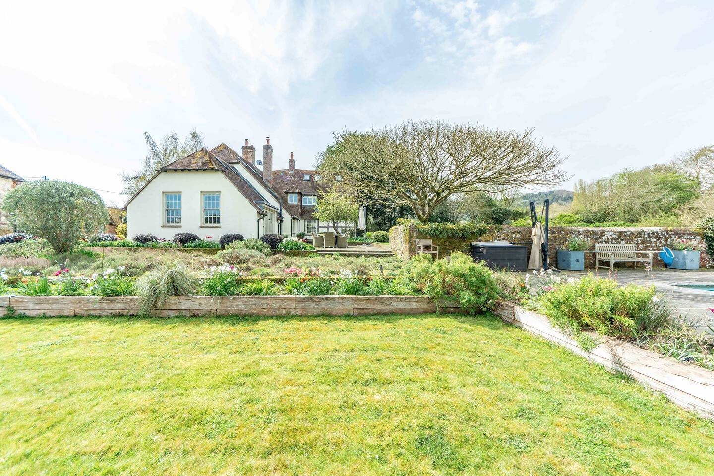 Country House with Swimming Pool and Tennis Court
