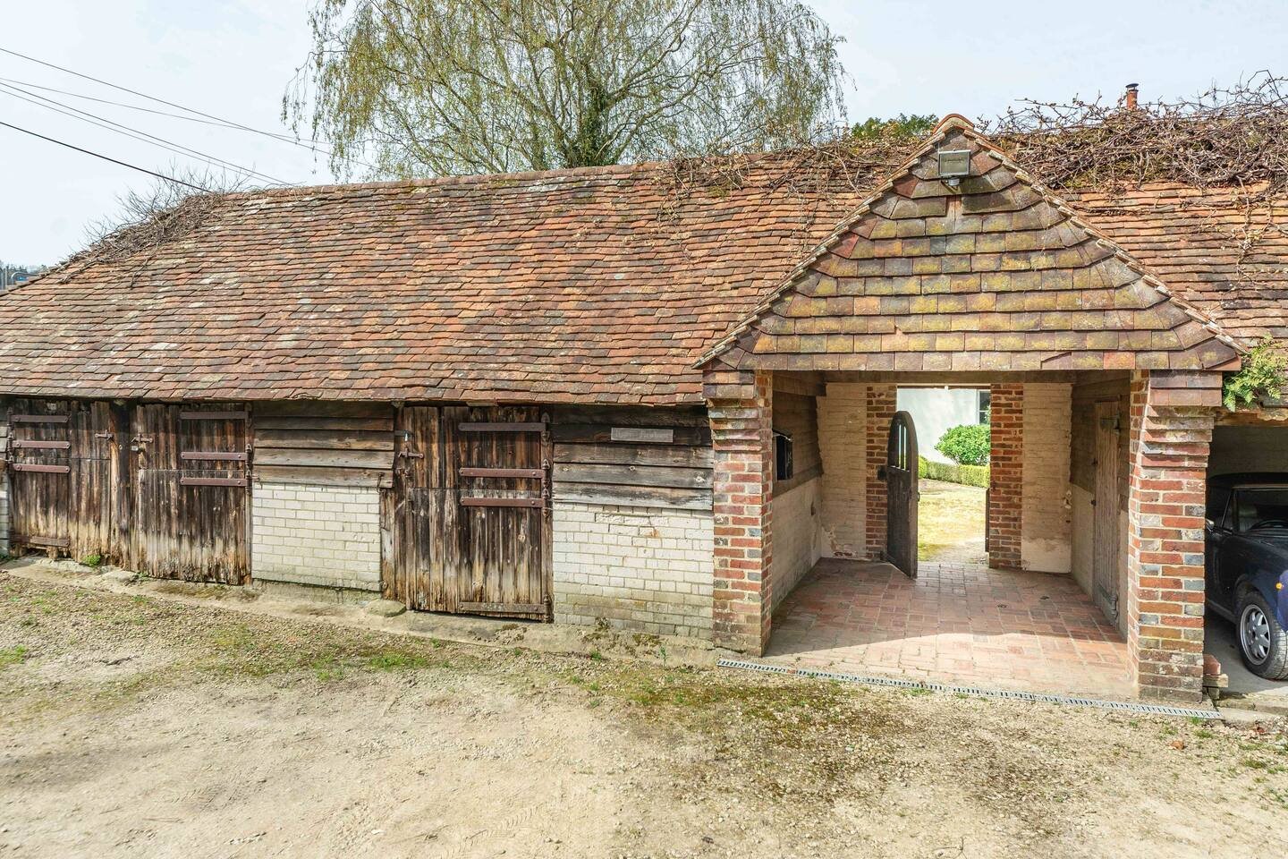 Country House with Swimming Pool and Tennis Court